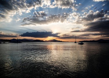 Filtre olmadan deniz üzerinde çarpıcı günbatımı