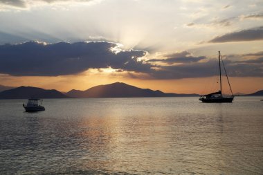 Filtre olmadan deniz üzerinde çarpıcı günbatımı