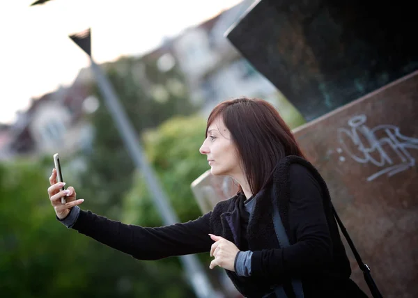 Portrét mladé ženy v Předjaří večer — Stock fotografie