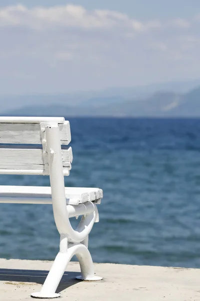 Blaues Meer und weiße Bank bilden Kontrast auf wunderschöner Insel — Stockfoto