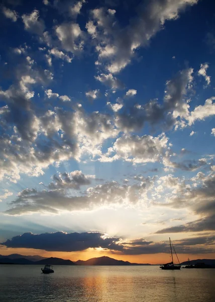 Oszałamiający zachód słońca nad morzem bez filtrów — Zdjęcie stockowe