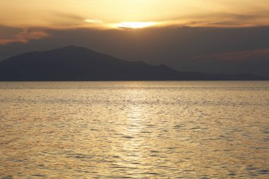Filtre olmadan deniz üzerinde çarpıcı günbatımı