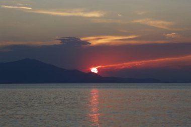 Filtre olmadan deniz üzerinde çarpıcı günbatımı