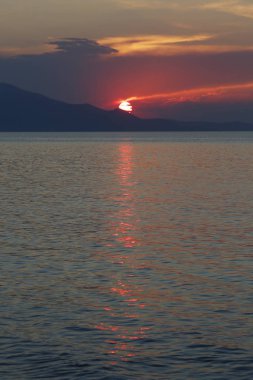 Filtre olmadan deniz üzerinde çarpıcı günbatımı