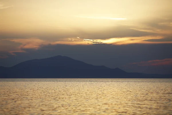 Oszałamiający zachód słońca nad morzem bez filtrów — Zdjęcie stockowe