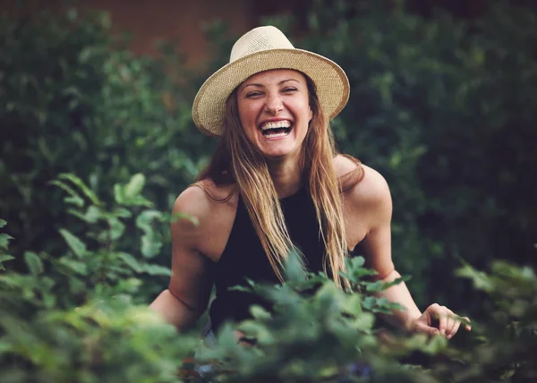 Genç çekici doğal sarışın kız stret sokak stili fotoğraf