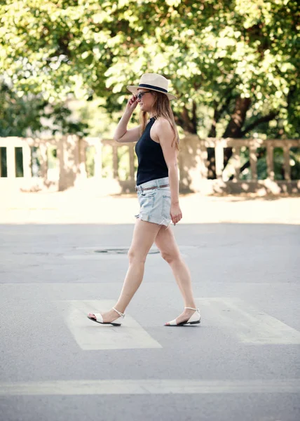 Junge attraktive natürliche blonde Mädchen auf der Straße, Street-Style-Fotografie — Stockfoto