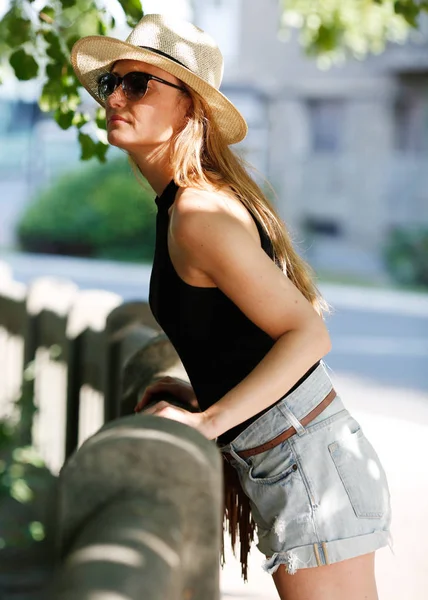 Giovane attraente ragazza bionda naturale sullo stret, street style fotografia — Foto Stock