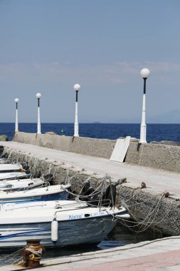Güzel gezinti deniz ve deniz araçları her yerde