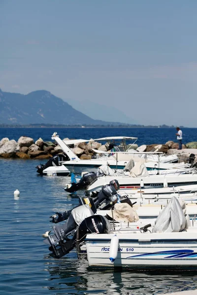 Beautiful turqoise sea and boats all around — Stock Photo, Image