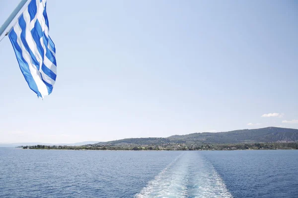 Mar azul-turquesa bonito e barcos ao redor — Fotografia de Stock