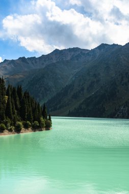 Büyük Almatı Gölü alanında dağlar karla kaplı dorukları bir görüntü. Almatı, Kazakistan. Tien Shan. Zailiysky Alatau