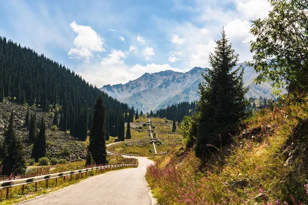 Büyük Almatı Gölü alanında dağlar karla kaplı dorukları bir görüntü. Almatı, Kazakistan. Tien Shan. Zailiysky Alatau