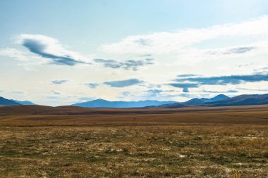 Sabahın erken saatlerinde assy Yaylası. Şafak Kazakistan dağlarında. Tien Shan, Trans-Ili Alatau. 