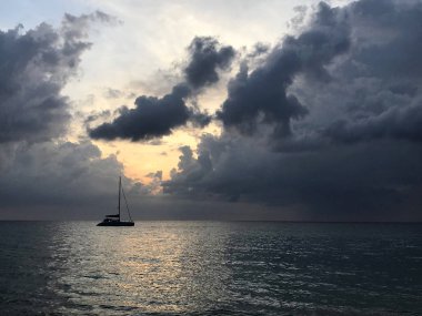 Günbatımı ile gemi ufukta. Deniz ve Phuket Tayland.