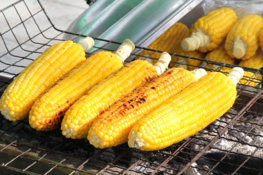 Sarı mısır ızgara kavrulmuş. Tayland semt pazarı.