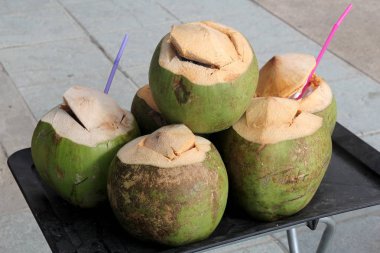 Masada tatlı Hindistan cevizi. Tayland'da sokak.