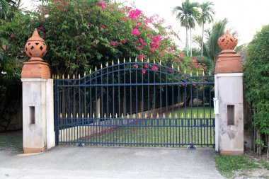 Phuket Adası Tayland mülkiyet için metal geçit.