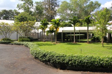 Yaz günü bahçede. Köşk ve özellik. Phuket Tayland.