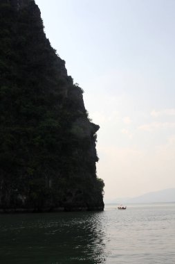 Tayland denizde Phang Nga. Tropikal ada ve kayık.