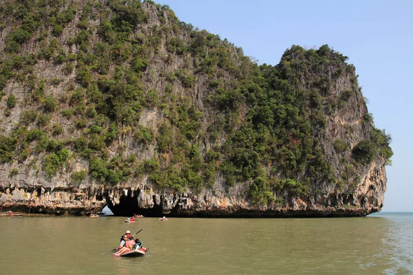 Phang Nga no mar na Tailândia. Ilha tropical e caiaques . — Fotografia de Stock