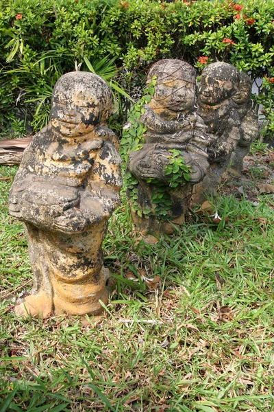 Anciennes sculptures thaïlandaises dans le parc. Art et décoration . — Photo