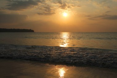 Sunset bulvarında Bangtao Beach. Phuket Island, Tayland.
