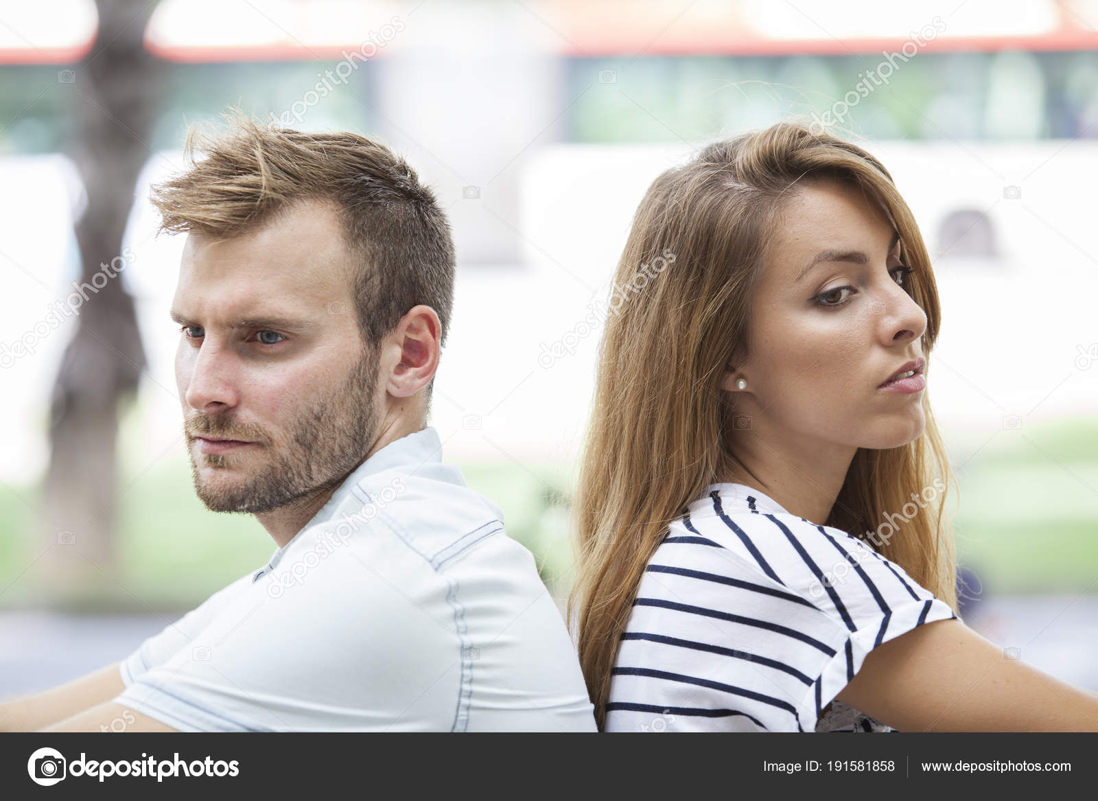 Парень оказывает знаки внимания. Флирт в кафе. Парень оказывает знаки внимания. Парень оказывает знаки внимания. Муж не оказывает внимания жене.