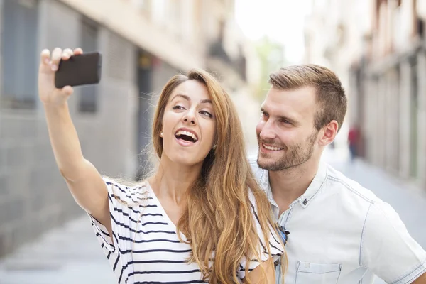 都市の背景に Selfie をしている若いカップル 旅行の概念 — ストック写真