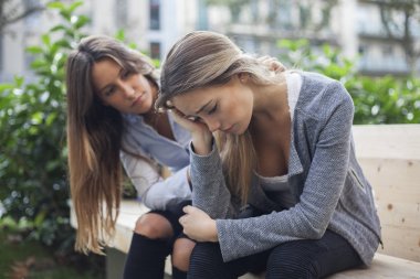 Yardıma ihtiyacı olan üzgün'depresif arkadaşı için rahatlatıcı bir kadın. Depresyon kavramı