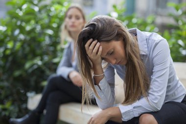 Genç kadın ve arkadaşı having problem Caddesi üzerinde açık portresi. Depresyon kavramı