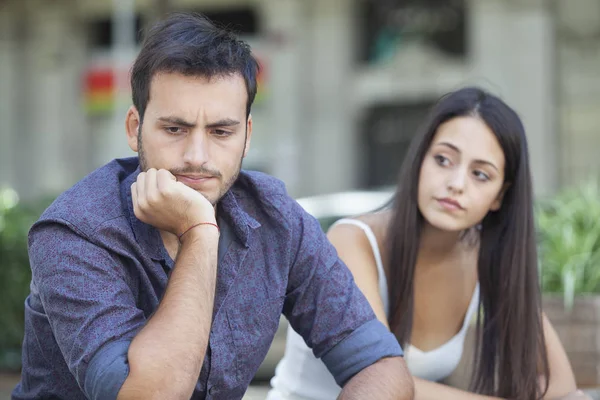 Triste Casal Jovem Infeliz Sentado Banco Rua Tendo Problemas Conceito — Fotografia de Stock