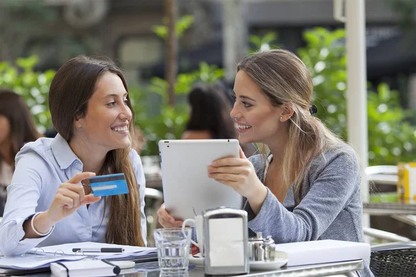 Dos Mujeres Felices Compras Línea Con Tableta Tarjeta Crédito Sentado — Foto de Stock