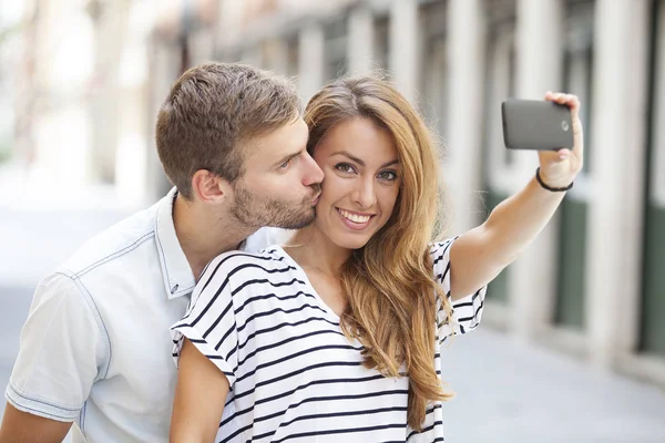 Image Smiling Young Couple Taking Selfie Photo Cellphone Kissing Street — Stock Photo, Image