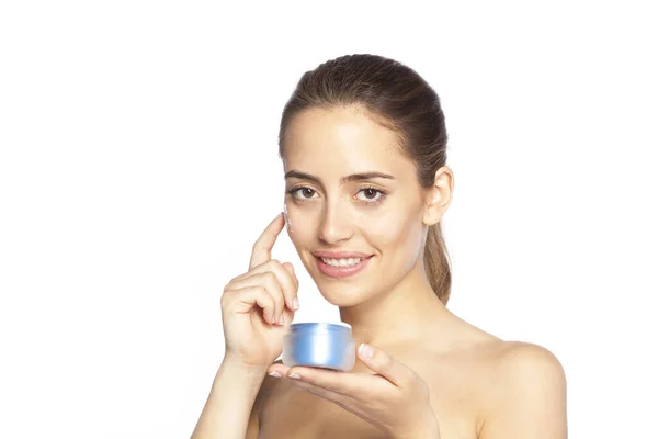 Retrato Mujer Sonriente Con Crema Para Piel Cara Aislada Sobre — Foto de Stock