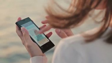 Yakın çekim shot kadının el ile hareket eden telefon