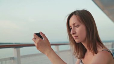 Yolcu gemisinde cep telefonu kullanan kadın