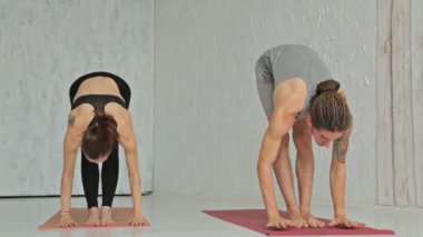 Sportif erkek ve kadın ashtanga yoga yaparken