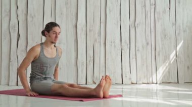 4 çekim. Sportif delikanlı fitness salonunda Yoga uygulamak