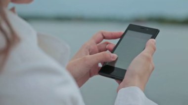 Akıllı telefon kullanarak kadın ellerini kapat