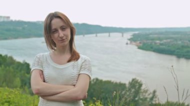 Güzel model kameraya bakarak portresi