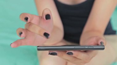 Yakın çekim kadın el smartphone kullanarak