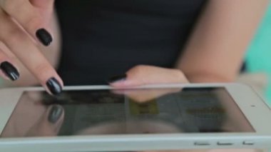 Eller yakın çekim kadın dijital tablet bilgisayar kullanarak.