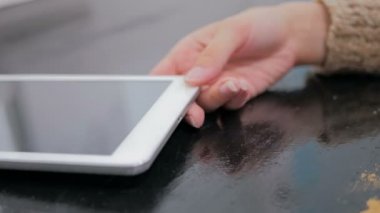 Kadının dijital tablet pc şarj kablosu takmayı Siyah Yıldırım el