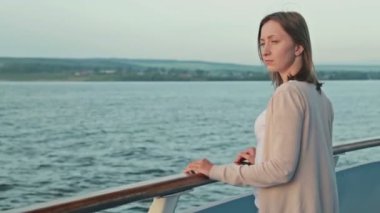 Gündoğumu, gezinti gemisinde genç kadın