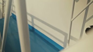 Kadın bacakları merdivenlerden aşağı yürüyüş