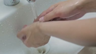 kadın banyoda ellerini yıkama