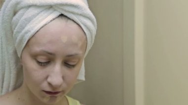 Genç, güzel bir kadın banyoda onu göz kapağı üzerinde uygulanan kapatıcı