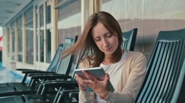 Tablet cruise gemi güvertesinde güneş doğarken kullanan kadın