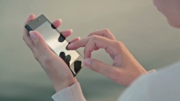 les femmes mains avec téléphone portable 